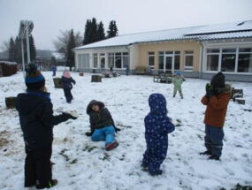 Kinder spielen im Schnee