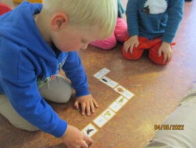 Junger spielt Hühner-Domino