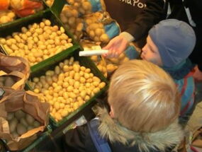 Wir erkunden den Supermarkt und überlegen, wie man Müll schon beim Einkauf vermeiden kann