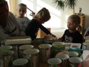 Die Kinder basteln Tolles aus alten Konservendosen