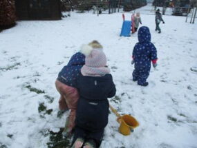 Kinder spielen im Schnee