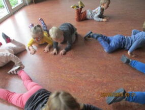 Kinder spielen in der Turnhalle