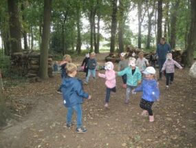 Die Kinder spielen im Wald