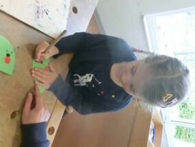 Wir malen Marienkäfer aus Fingerabdrücken