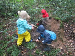 Kinder spielen im Wald