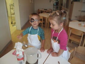 2 Kinder backen Fuchskekse